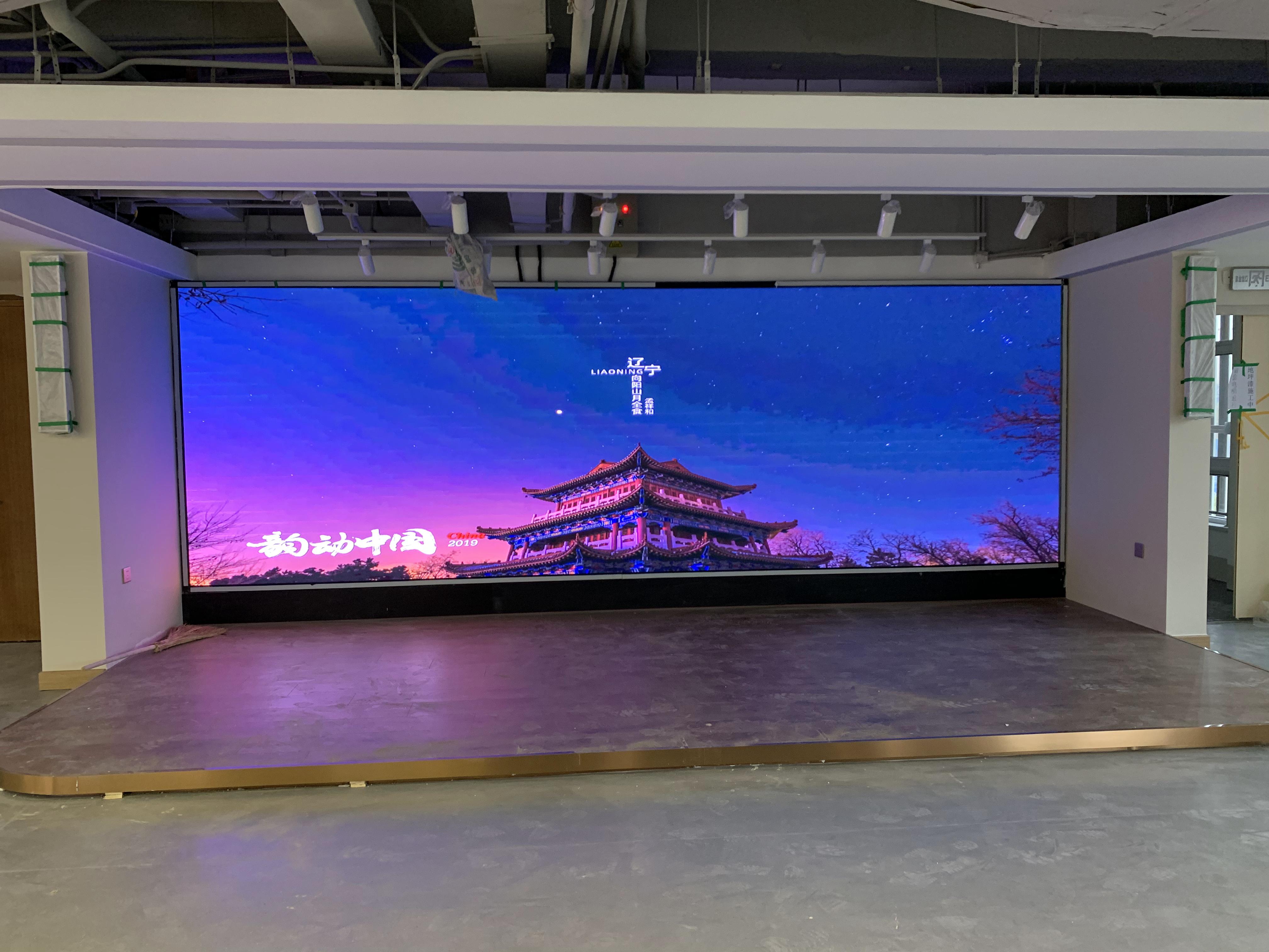 “會議室屏幕掛多高？人體工學(xué)高度公式+高管身高適配表”