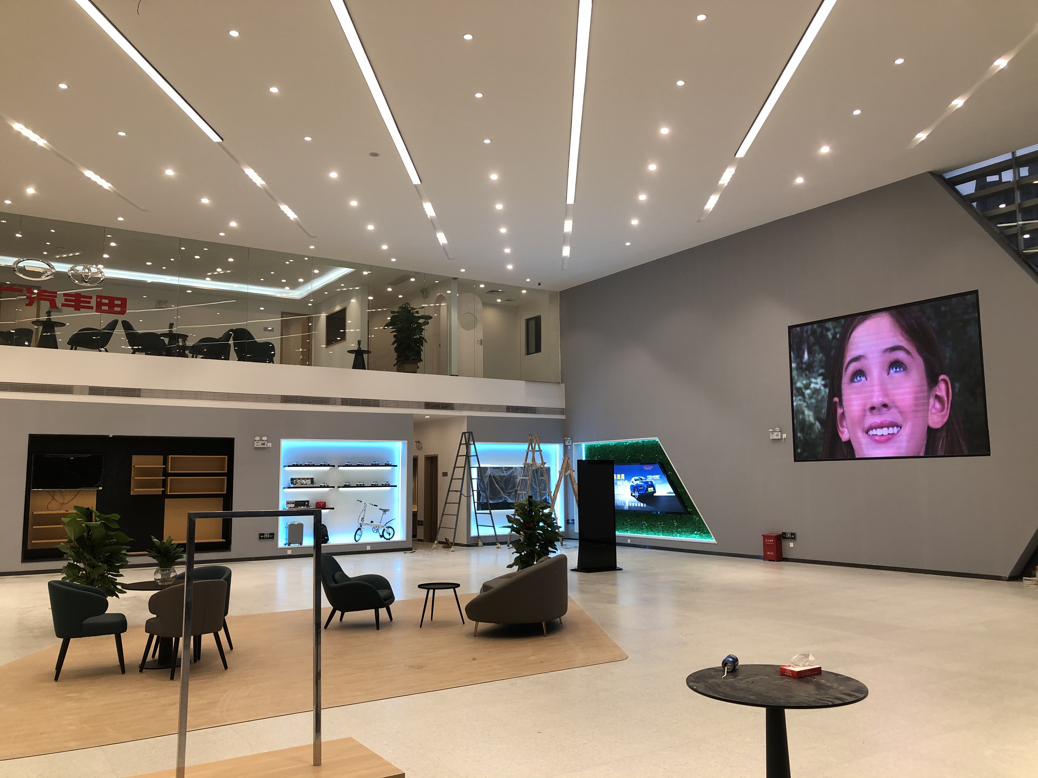 店員瘋狂發(fā)傳單，顧客卻頭也不抬？LED廣告機(jī)‘強(qiáng)制吸睛’的5個心機(jī)設(shè)計(jì)”